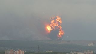صورة من سلسلة انفجارات هزت مستودعات للذخيرة في روسيا أمس الأربعاء