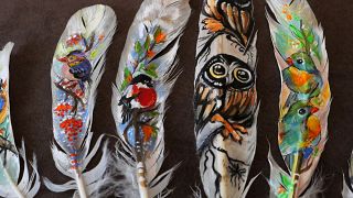 شاهد: فنانة بلغارية تبدع في تحويل الريش إلى لوحات فنية