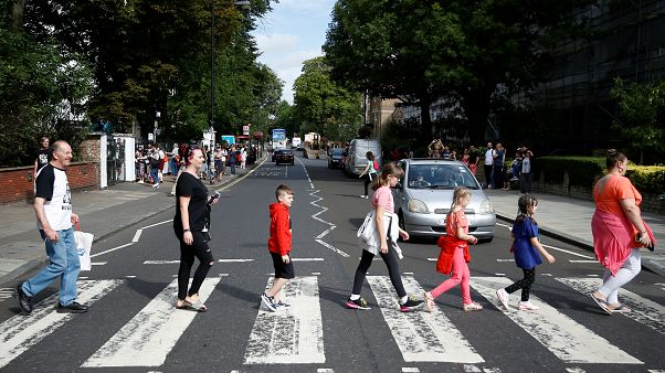 50 anni fa i Beatles attraversavano "Abbey Road" 50 anni fa i Beatles attraversavano "Abbey Road"
