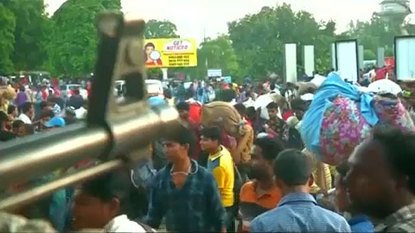 Trabajadores indios huyen de Cachemira por miedo a represalias Trabajadores indios huyen de Cachemira por miedo a represalias