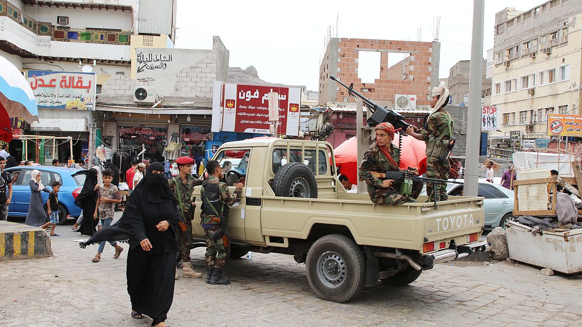 استمرار القتال في عدن والحكومة اليمنية تدعو التحالف للضغط على الانفصاليين الجنوبيين 