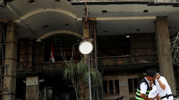 الأمن المصري يكشف هوية منفذ تفجير "معهد الأورام" ويعلن مقتل 17 "إرهابيا" الأمن المصري يكشف هوية منفذ تفجير "معهد الأورام" ويعلن مقتل 17 "إرهابيا"