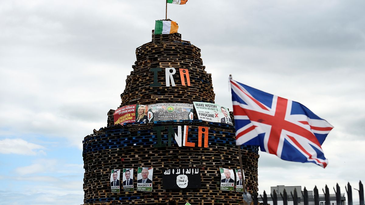 أعلام إيرلندا الشمالية والشين فين وتنظيم داعش على نصب خشبي في بلفاست قبيل احتفالات الثاني عشر من تموز. 11/تموز 2017