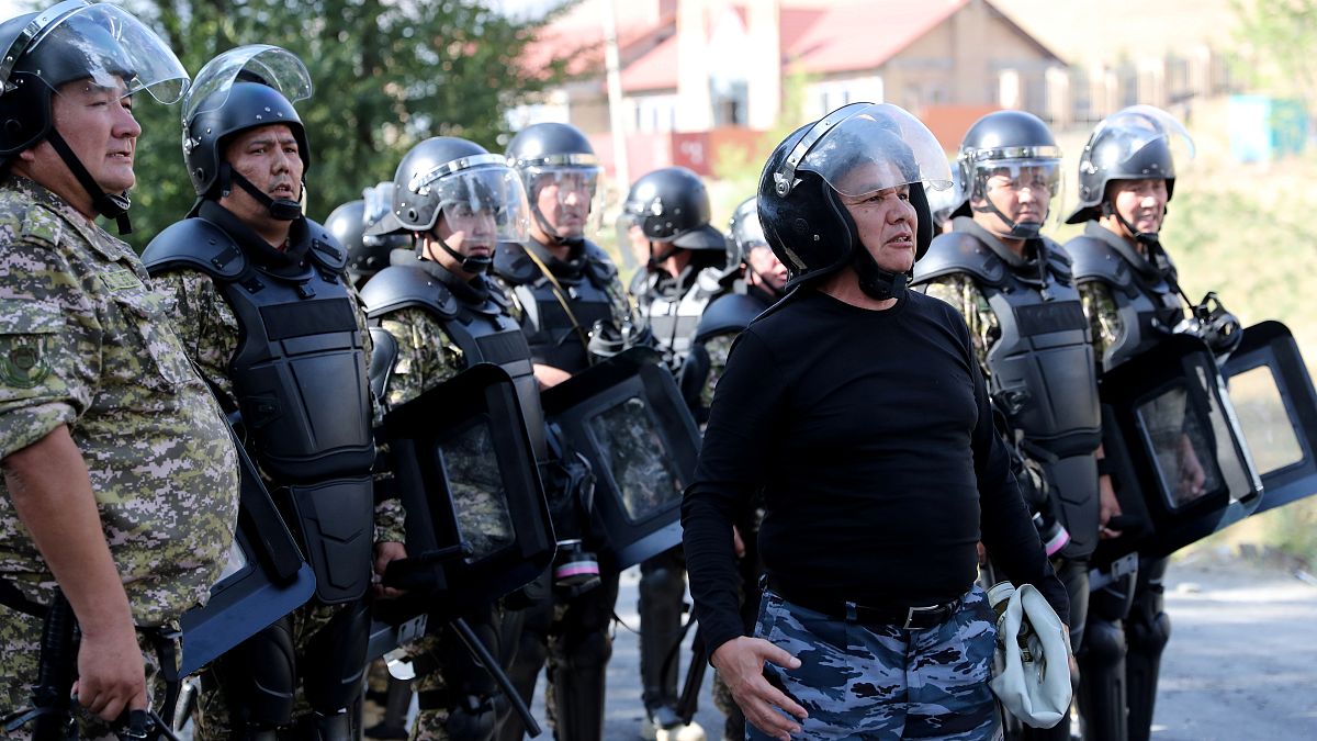 قوات الأمن القيرغزي امام منزل أتامباييف