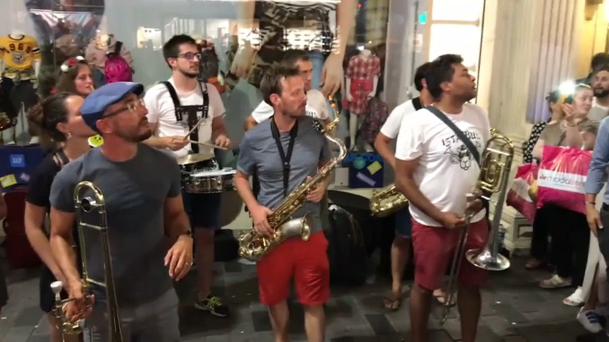 Fransız sokak müziği grubu Poil O'Brass Band'dan ezana saygı