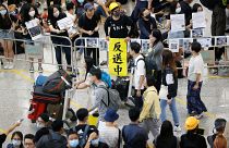 Des manifestants occupent l'aéroport de Hong Kong
