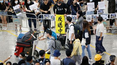 Protestos chegam ao aeroporto de Hong Kong