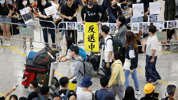 Hong Kong: sit-in non autorizzato all'aeroporto Hong Kong: sit-in non autorizzato all'aeroporto