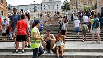 نشستن گردشگران بر روی «پله های اسپانیایی» در شهر رم ممنوع شد
