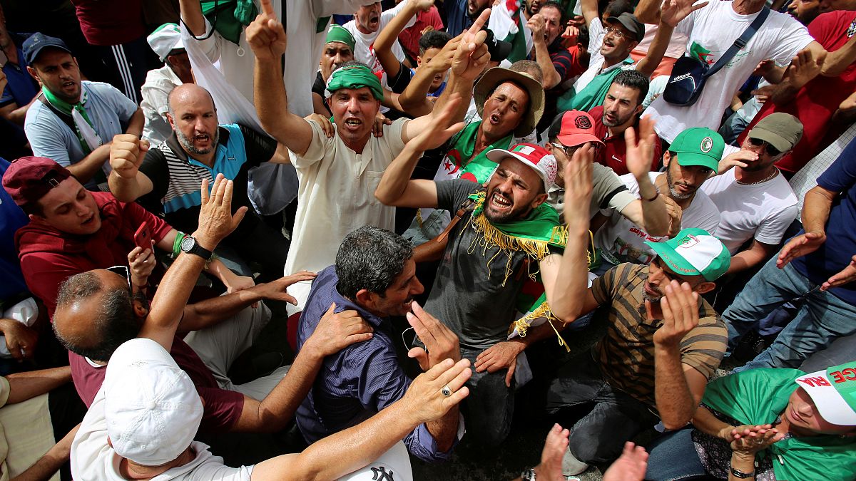 احتجاجات جديدة في الجزائر وتلويح بالعصيان المدني 