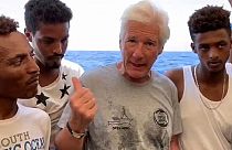 Open Arms, Richard Gere porta viveri a bordo e lancia un appello: "Aprite i porti"