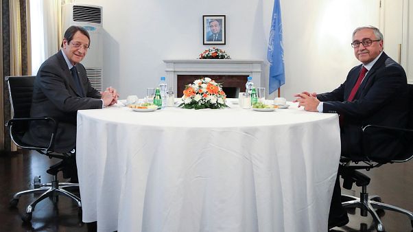 Anastasiades und Akinci bei ihrem Treffen auf dem Flughafen von Nikosia Anastasiades und Akinci bei ihrem Treffen auf dem Flughafen von Nikosia