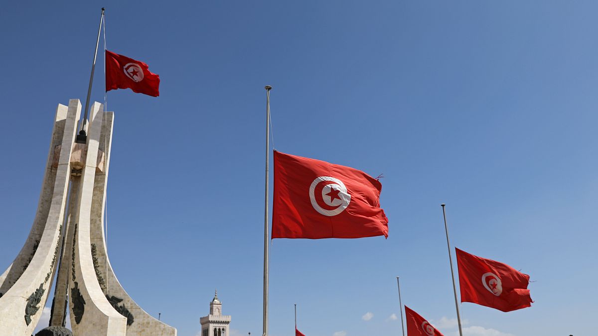 نحو 100 مرشح يقدمون أوراقهم لخوض سباق الانتخابات الرئاسية في تونس 