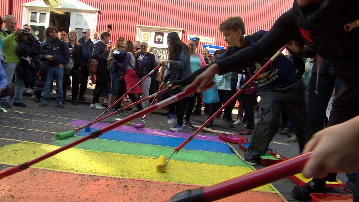 شاهد: انطلاق مهرجان "فخر المثليين" بأيسلندا وطلاء أحد الشوارع بألوان قوس قزح 