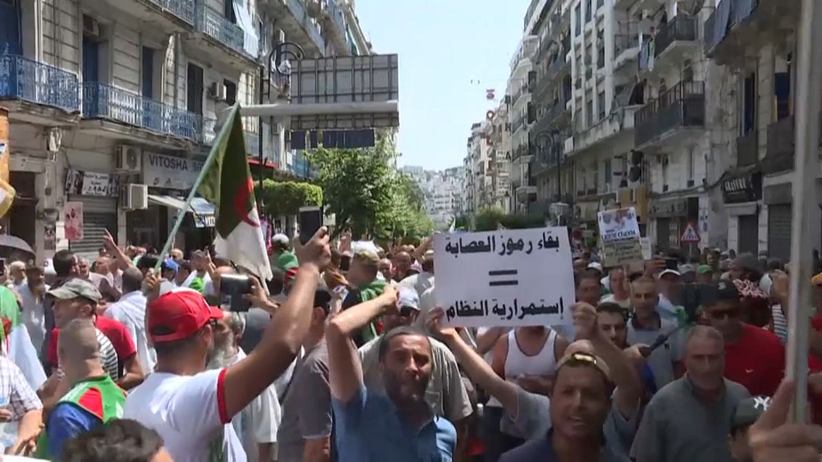Des milliers d'Algériens réclament une élection présidentielle 
