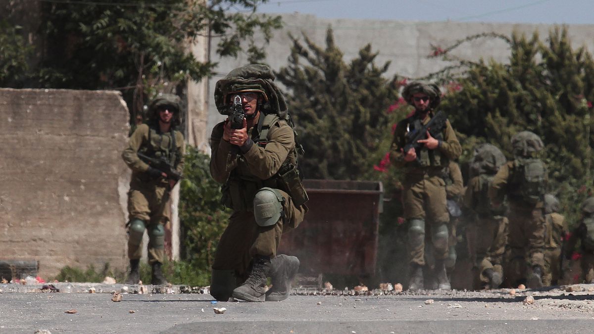 Filistinli protestoculara müdahale eden İsrail askerleri