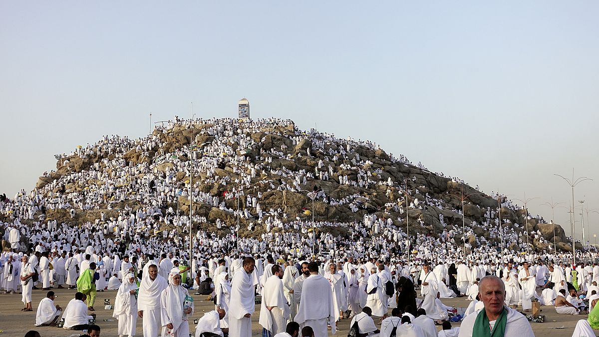 Hac vazifesini yerine getirmek için Mekke'de bulunan 2 milyonun üzerinde hacı adayı Arafat'a çıktı. 