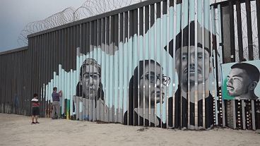 شاهد: جدارية الذكريات في تيخوانا تروي معاناة المهاجرين المكسيكيين في الولايات المتحدة 