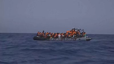Navios de resgate aguardam no mar por desembarque de migrantes