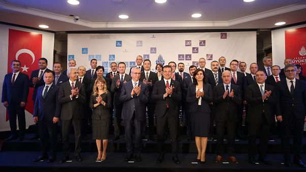 İstanbul Büyükşehir Belediye Başkanı Ekrem İmamoğlu, belediyenin üst düzey yöneticileriyle iştiraklerin genel müdürlerini tanıttı. ( İsa Terli - Anadolu Ajansı ) İstanbul Büyükşehir Belediye Başkanı Ekrem İmamoğlu, belediyenin üst düzey yöneticileriyle iştiraklerin genel müdürlerini tanıttı. ( İsa Terli - Anadolu Ajansı )