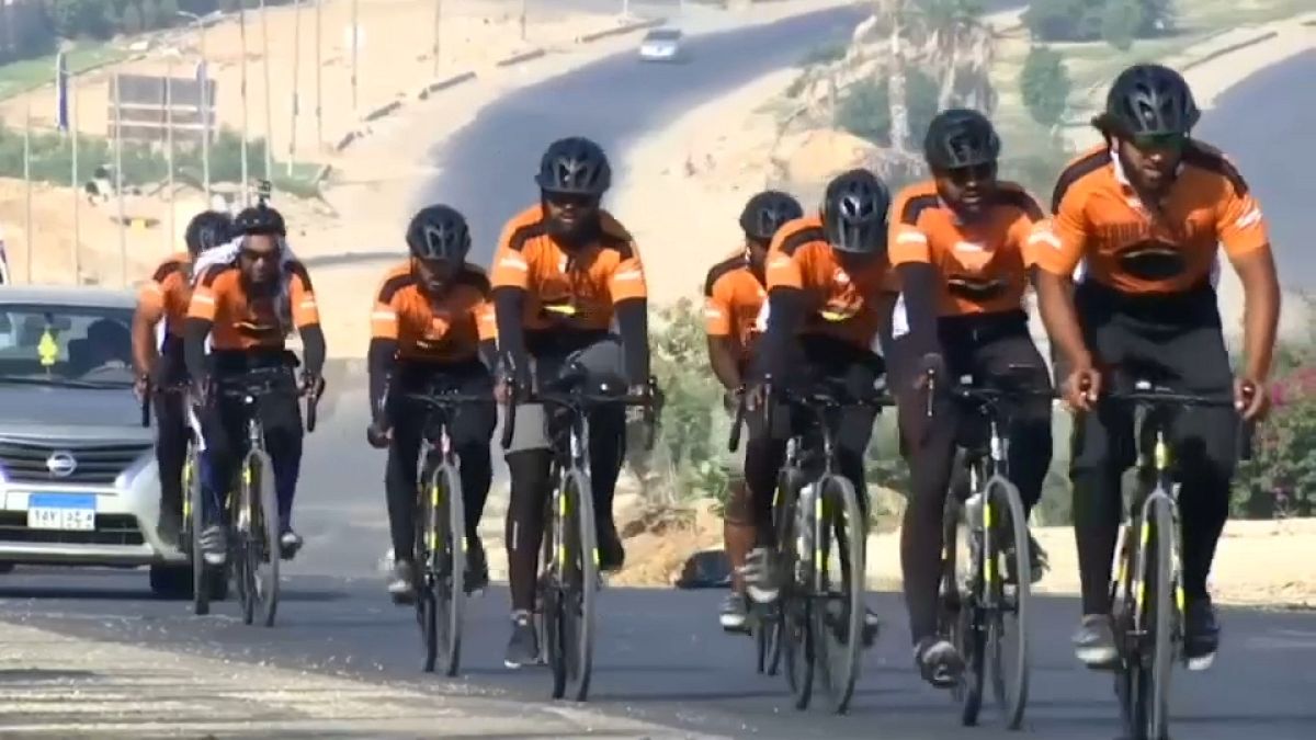 مسلمون بريطانيون يتوجهون لمكة لأداء مناسك الحج على متن دراجاتهم