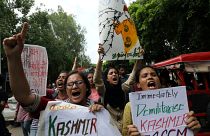 مظاهرات في كشمير يسيرون خلال تظاهرة عقب قرار الهند تجريد المنطقة الحكم الذاتي الدستوري