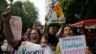 مظاهرات في كشمير يسيرون خلال تظاهرة عقب قرار الهند تجريد المنطقة الحكم الذاتي الدستوري 
