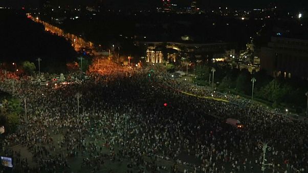 25 mila persone hanno manifestato sabato contro il governo romeno del partito Socialdemocratico 25 mila persone hanno manifestato sabato contro il governo romeno del partito Socialdemocratico