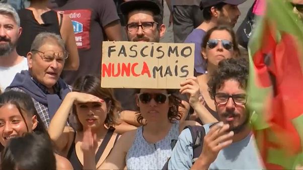"Mai più fascismo". "Mai più fascismo".