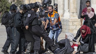 İsrail polisi, Filistinlilere Harem-i Şerif'in içinde müdahale etti. Bir İsrail polisi, müdahale sonucu yere düşen Filistinli kıza tekme attı