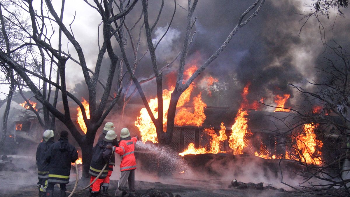 رجال إطفاء يعملون على إخماد النيران المنبعثة من صهريج الوقود المنفجر في تنزانيا. 10/آب 2019