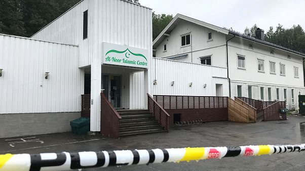 Norveç'te polis, cami saldırısını 'terör eylemi' olarak soruşturacak Norveç'te polis, cami saldırısını 'terör eylemi' olarak soruşturacak