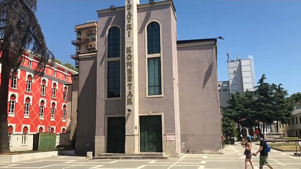 Albaner kämpfen um ihr Nationaltheater Albaner kämpfen um ihr Nationaltheater