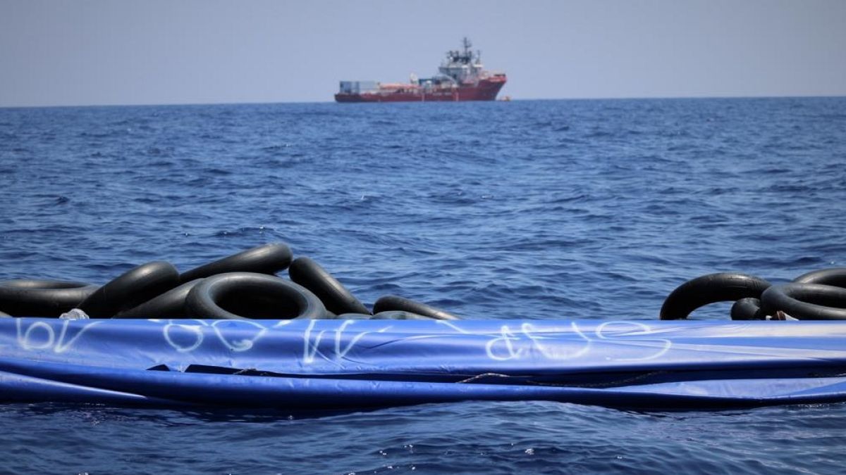Barca de goma en la que viajaban los migrantes rescatados este domingo