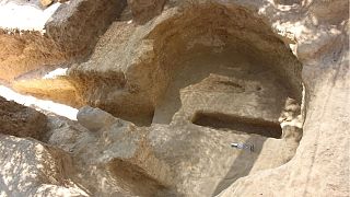Ο θάλαμος του τάφου με την πεσμένη οροφή και δύο λάκκους ανοιγμένους στις καταρρεύσεις της μυκηναϊκής περιόδου, περίπου 1.300 - 1.200 π.Χ.