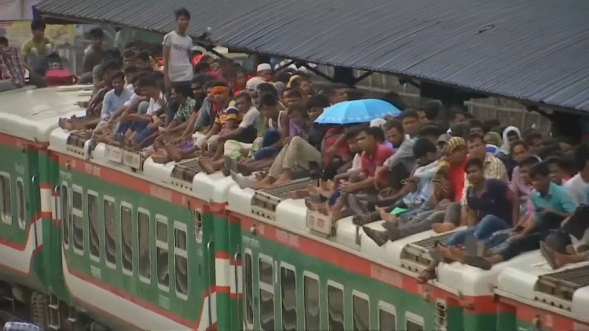 حشود كبيرة من المسافرين تغادر داكا عشية عيد الأضحى