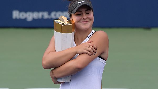 Bianca Andreescu si coccola la coppa. Bianca Andreescu si coccola la coppa.