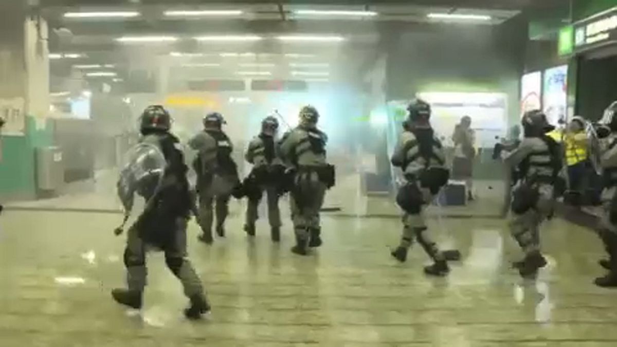 Χονγκ Κονγκ: Επεισόδια και ρίψη δακρυγόνων σε σταθμό τρένου