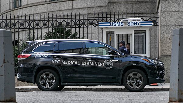 Le décès de Jeffrey Epstein en prison reste entouré de questions Le décès de Jeffrey Epstein en prison reste entouré de questions