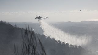 Ελικόπτερα του Πυροσβεστικού Σώματος προσπαθούν να κατασβέσουν την φωτιά στον Υμηττό