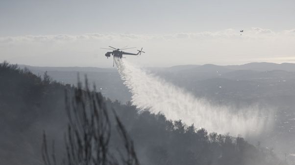Ελικόπτερα του Πυροσβεστικού Σώματος προσπαθούν να κατασβέσουν την φωτιά στον Υμηττό Ελικόπτερα του Πυροσβεστικού Σώματος προσπαθούν να κατασβέσουν την φωτιά στον Υμηττό