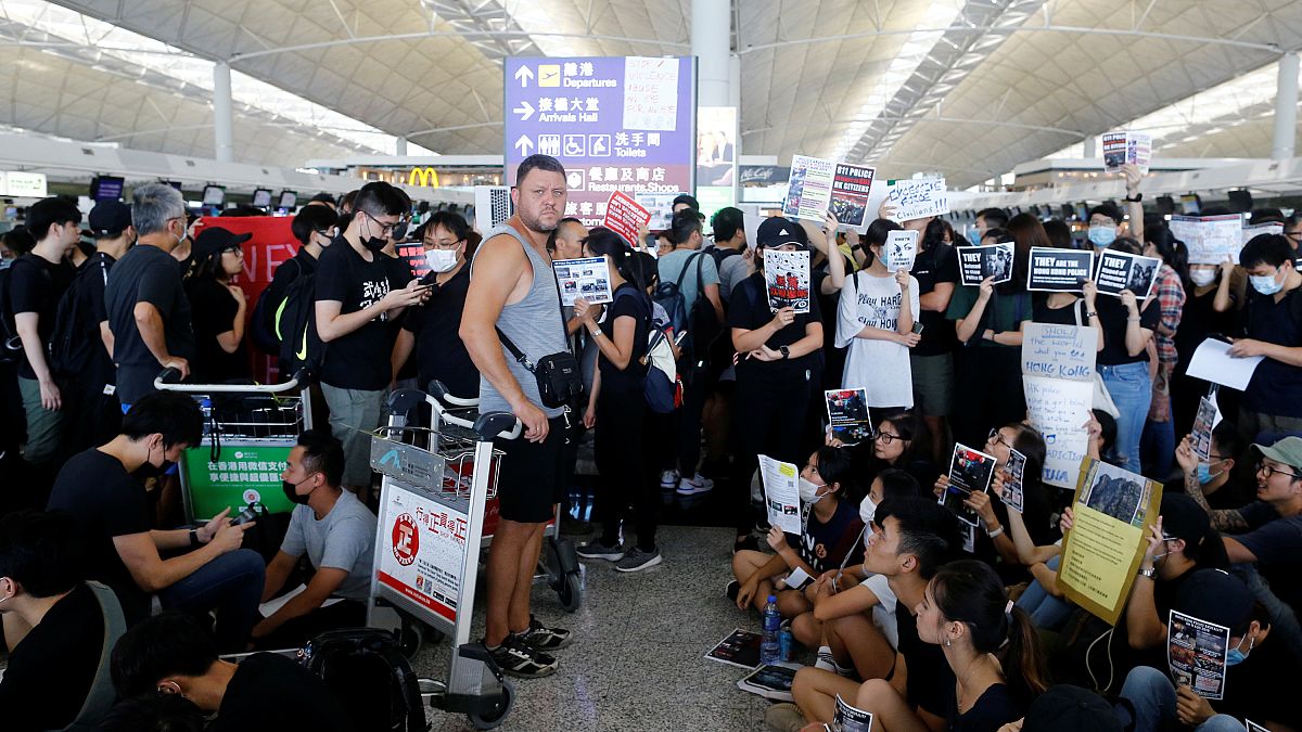 Χονγκ Κονγκ: Χάος στο αεροδρόμιο - Κατάληψη από χιλιάδες διαδηλωτές