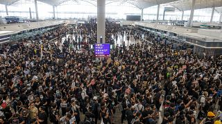 إلغاء جميع الرحلات في مطار هونغ كونغ بسبب الاحتجاجات وبكين ترى "مؤشرات إرهاب"  