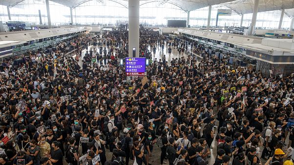 Hong Kong : manifestation monstre à l'aéroport, tous les vols annulés Hong Kong : manifestation monstre à l'aéroport, tous les vols annulés