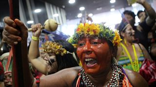 Γυναίκες ιθαγενείς της Βραζιλίας διαδηλώνουν για τη «Μητέρα Φύση»