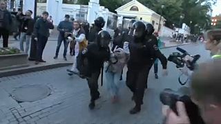Θύελλα για την αστυνομική βία κατά διαδηλωτών