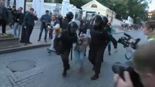 Θύελλα για την αστυνομική βία κατά διαδηλωτών Θύελλα για την αστυνομική βία κατά διαδηλωτών