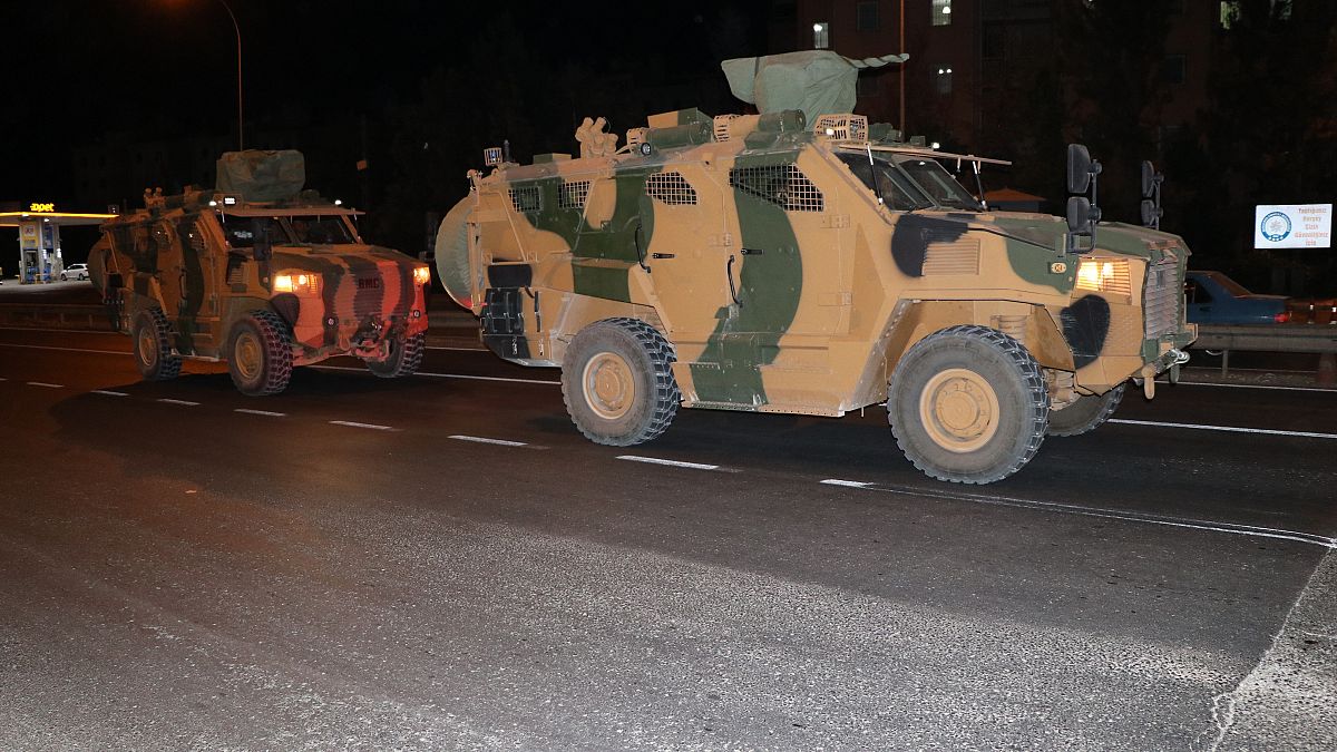 Türk Silahlı Kuvvetleri (TSK) Suriye sınırındaki askeri birliklere zırhlı araç ve komando takviyesi yaptı
