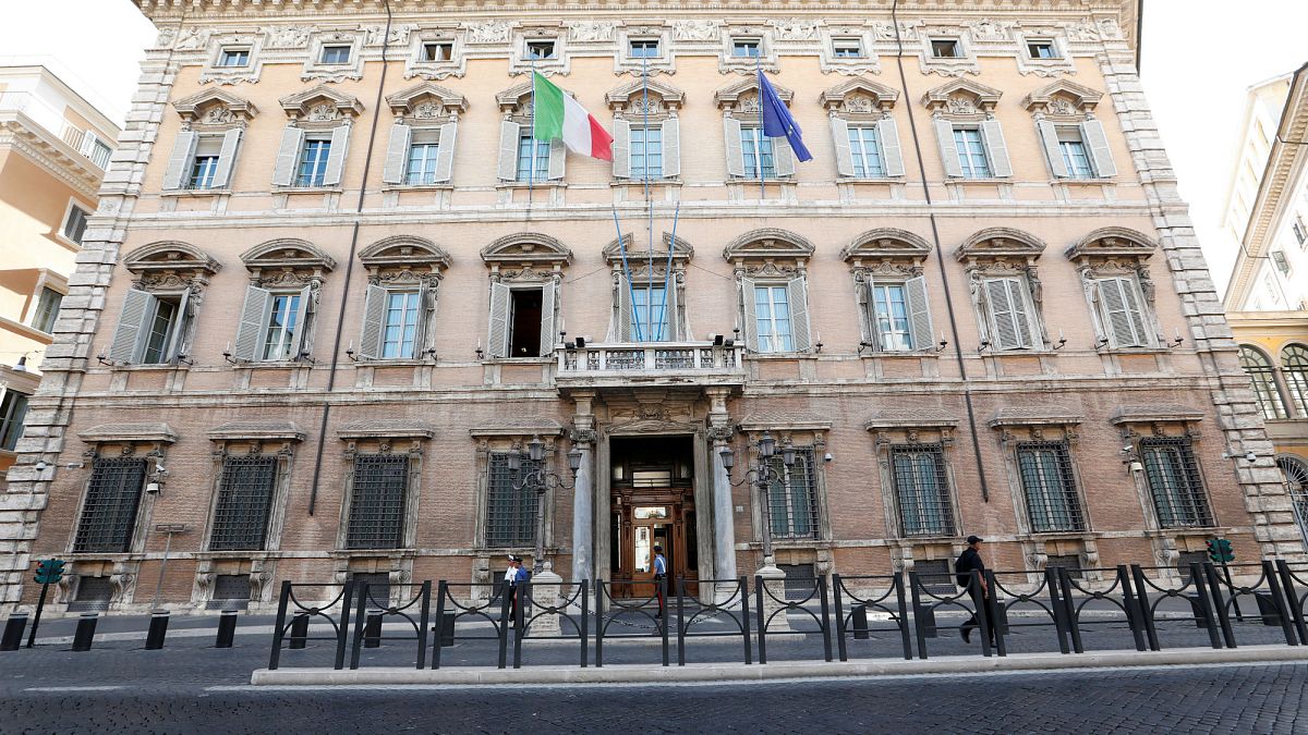 İtalya'da hükümet krizi: Tatildeki senatörler güven oylaması için geri çağrıldı