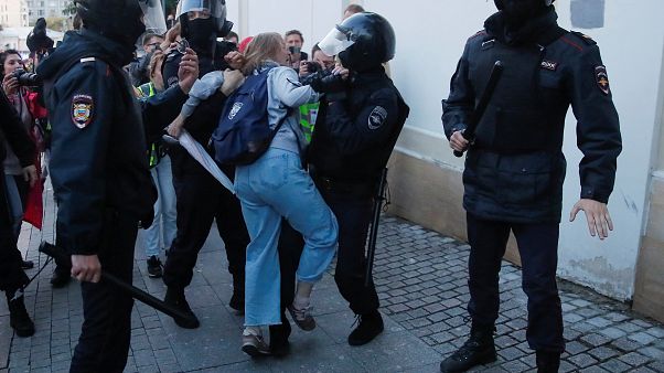 Rusya'da polisin kadın göstericiyi yumrukladığı görüntülere tepki yağdı Rusya'da polisin kadın göstericiyi yumrukladığı görüntülere tepki yağdı